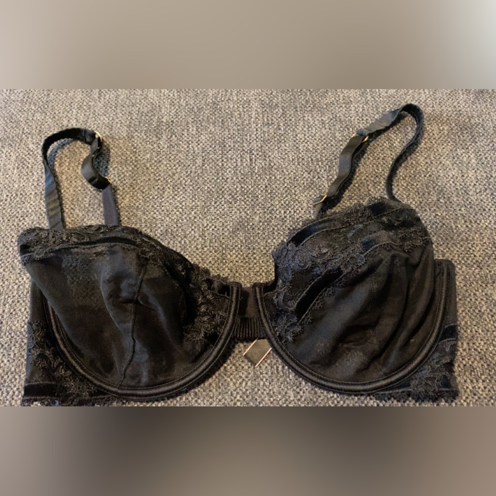Victoria’s Secret bra size 38D barely worn
